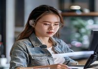大熊美女合规审核陈审核头像，认真工作的编辑在审阅内容，背景整洁